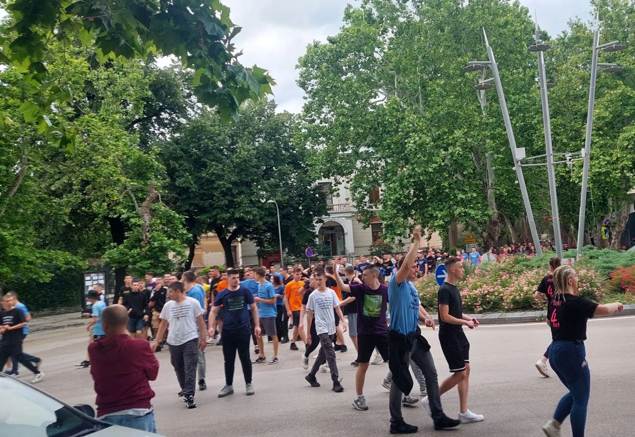 Mostarske ulice preplavili srednjoškolci, pjesmom i plesom proslavili norijadu