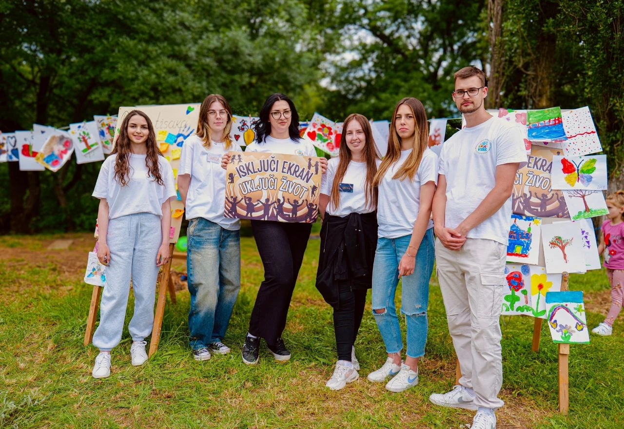 FOTO | Studenti iz Mostara kampanjom pozivaju na povratak stvarnim vrijednostima