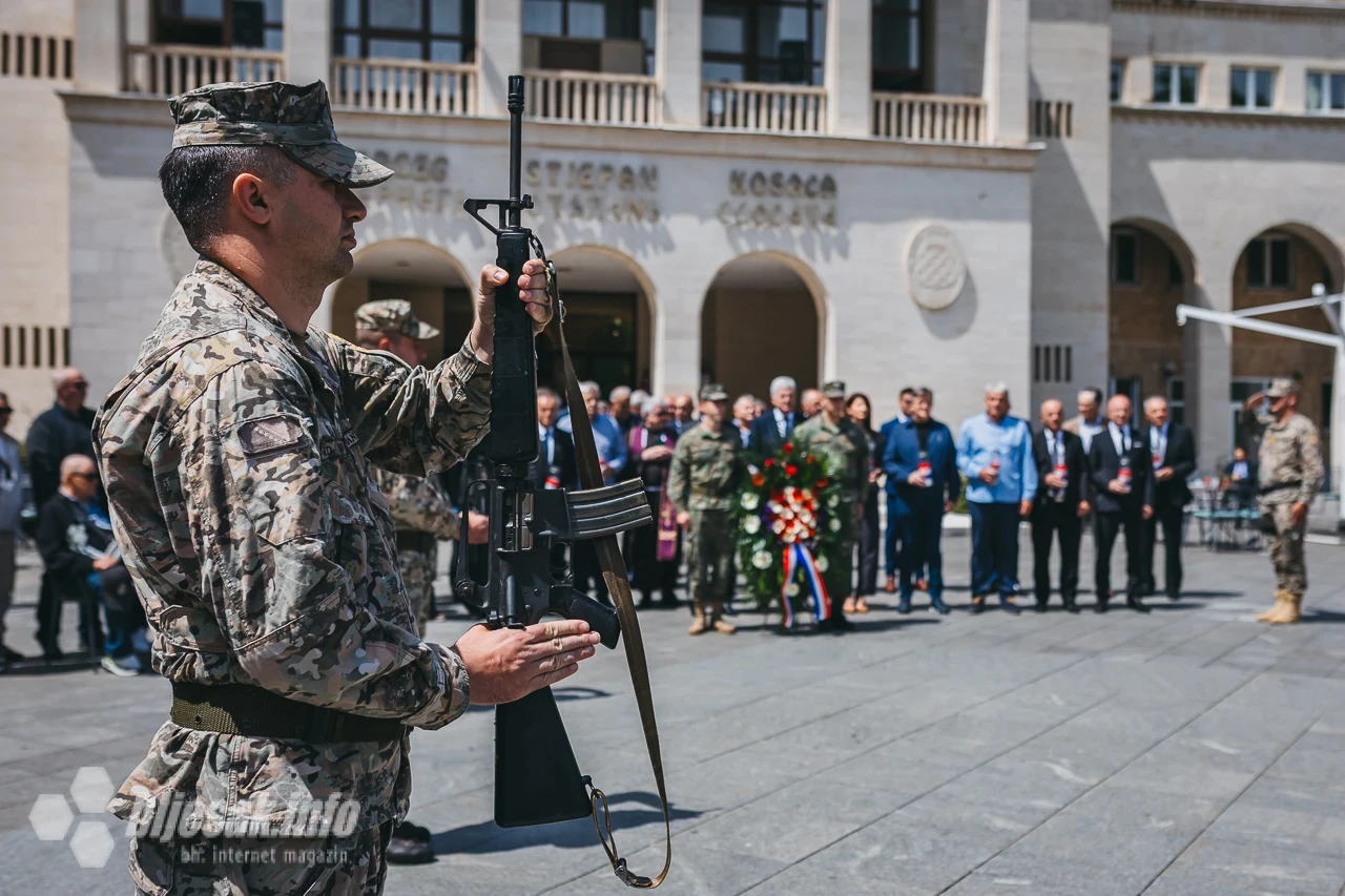 U Mostaru je danas, ispred Hrvatskog doma hercega Stjepana Kosače, u 14 sati upriličeno polaganje vijenaca i paljenje svijeća za sve poginule i preminule pripadnike Glavnog stožera Hrvatskog vijeća obrane (HVO) i Hrvatske vojske (HV)