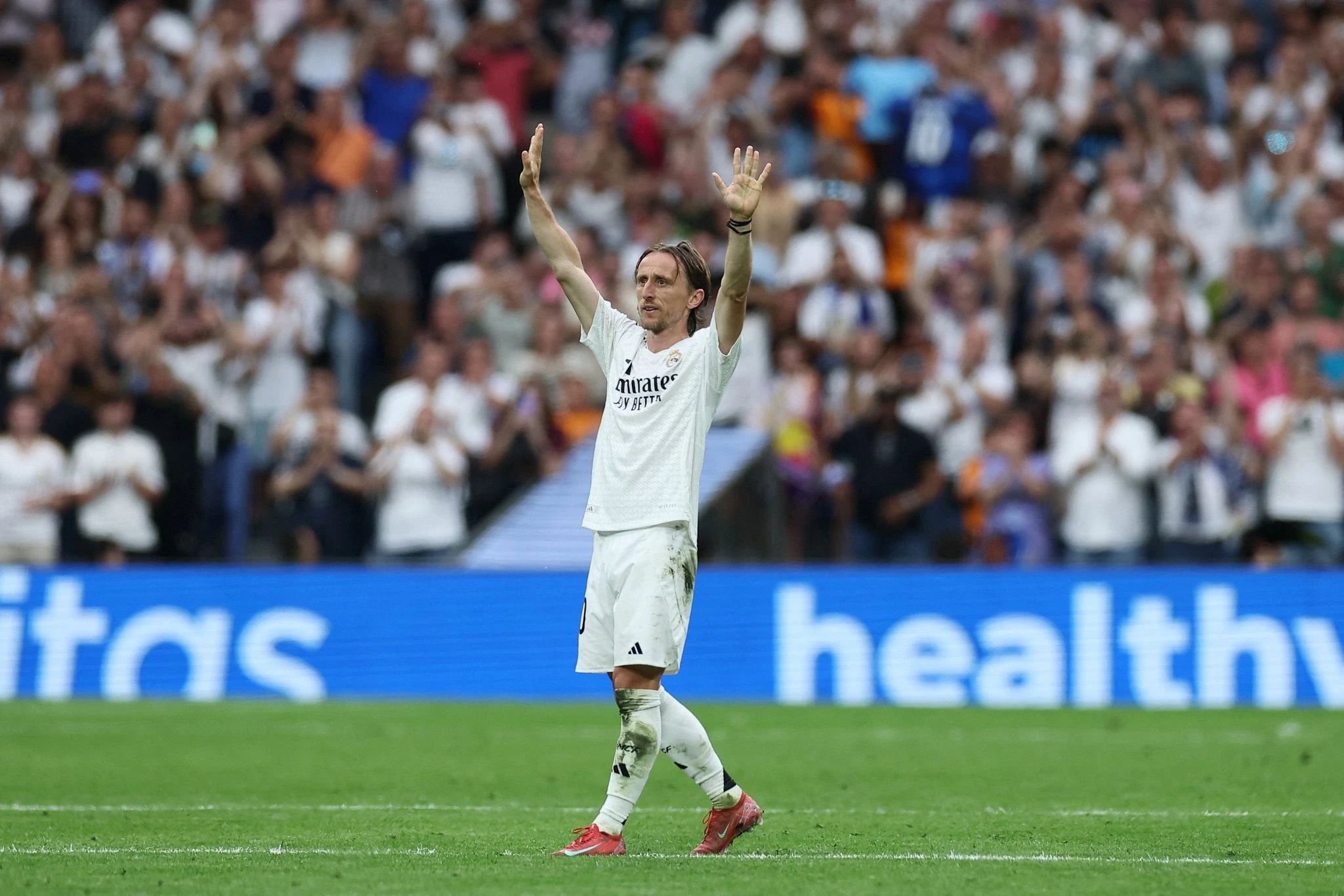 VIDEO | Oproštaj Luke Modrića: Bernabeu na nogama, špalir i suze za legendu