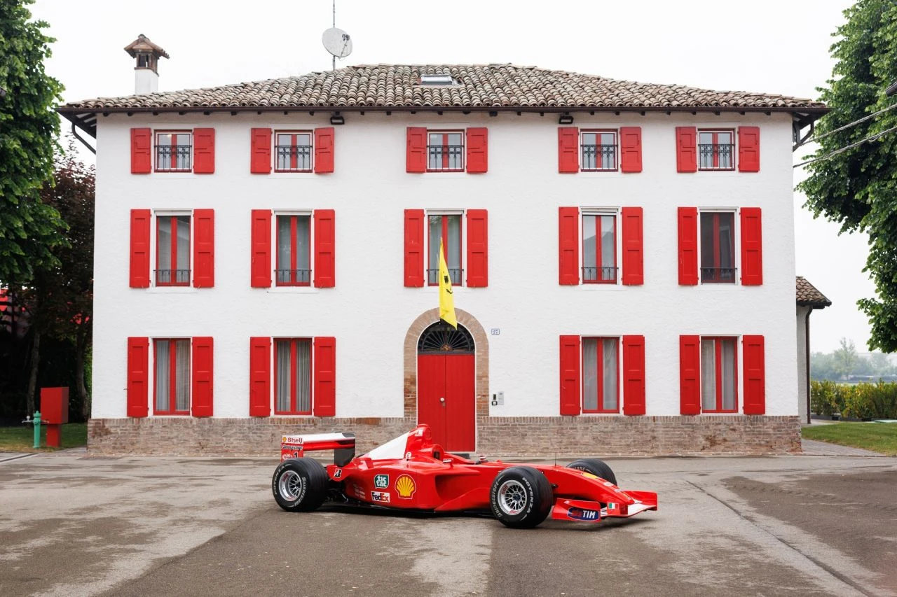 Bolid Ferrarija koji je vozio Schumacher 2001. godine prodat za 15,98 milijuna eura