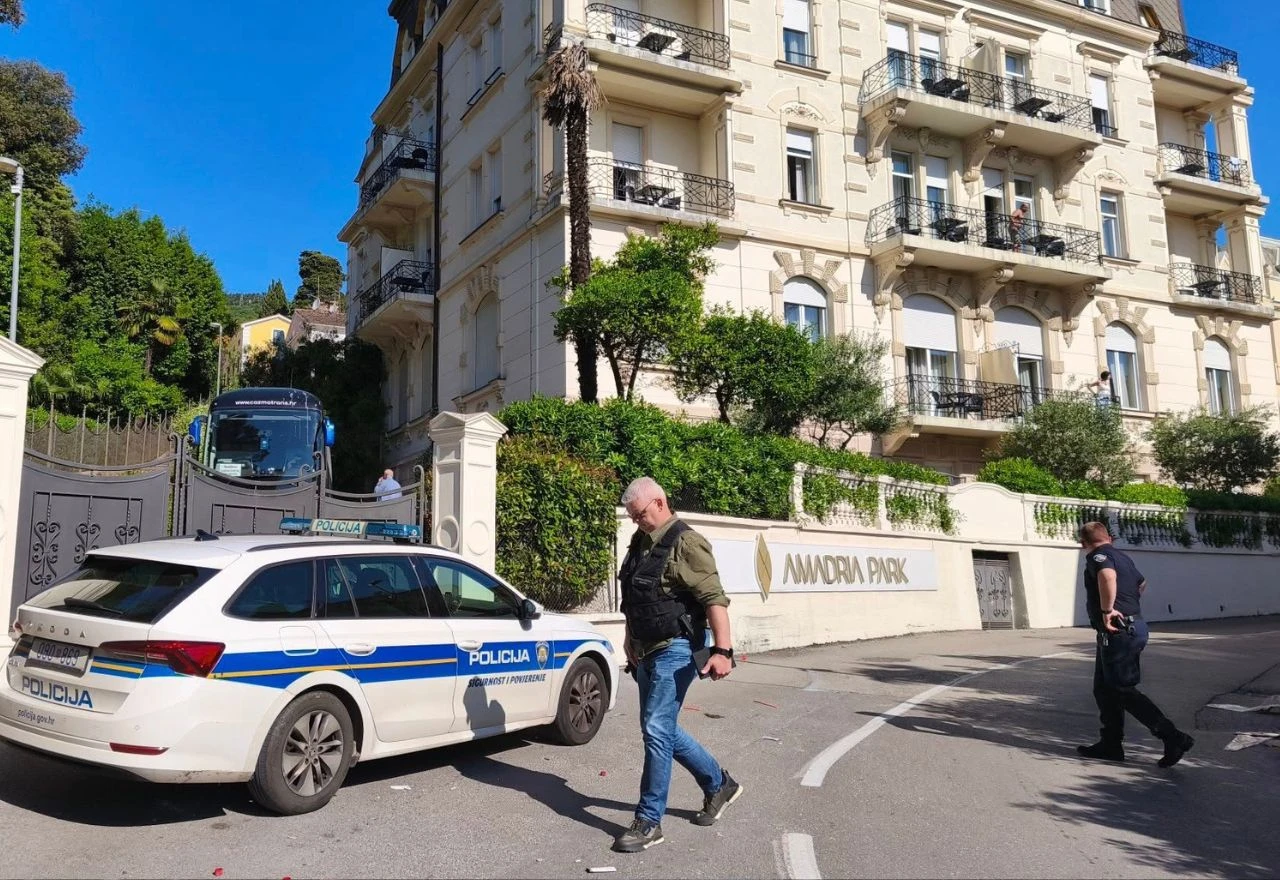 Maskirani navijači Rijeke izazvali kaos u Opatiji, privedeno 19 osoba