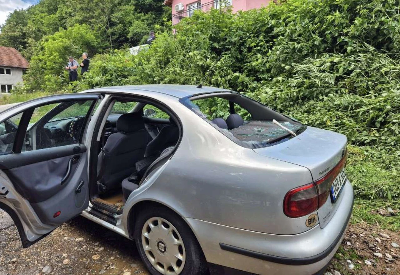 Pukla vodovodna cijev i uništila joj automobil