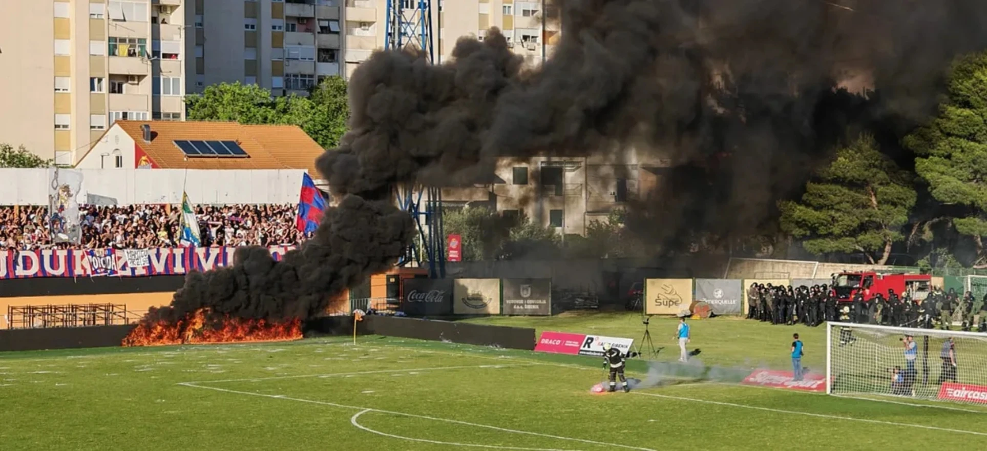 VIDEO: Navijači Hajduka prekinuli utakmicu te pogodili svog golmana bengalkom