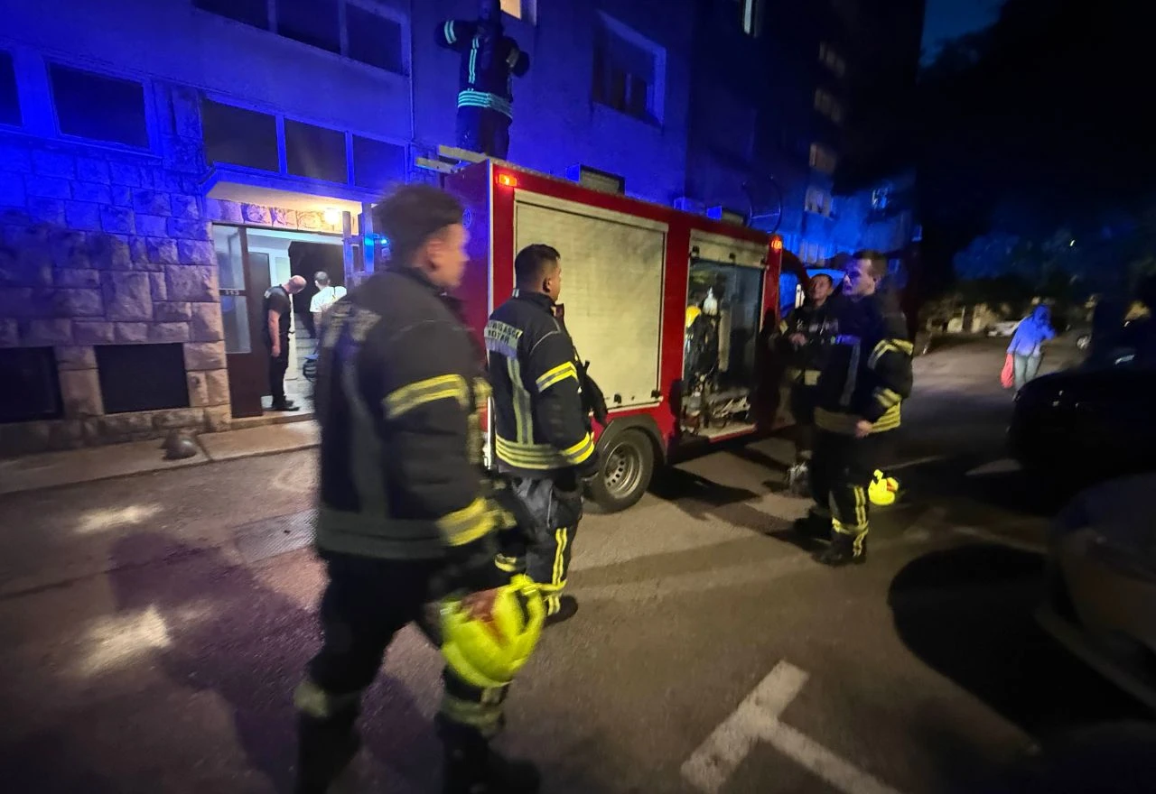 VIDEO | Požar u Mostaru: Zapalila se tava, intervenirali vatrogasci i hitna