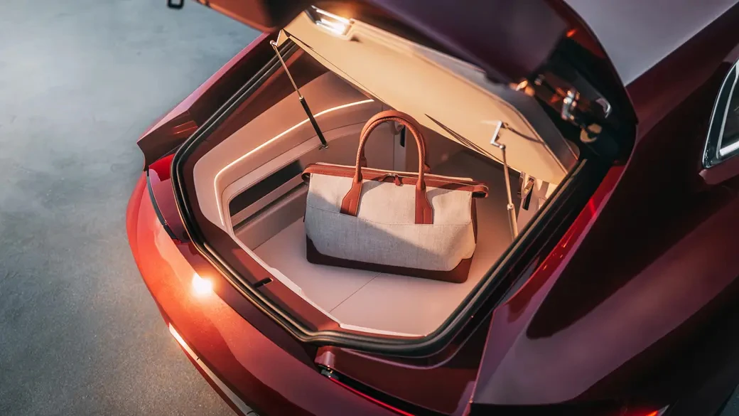 VIDEO | Novi BMW kao poklon kolekcionarima: Moćni V8 i kožne torbe u limitiranom izdanju!