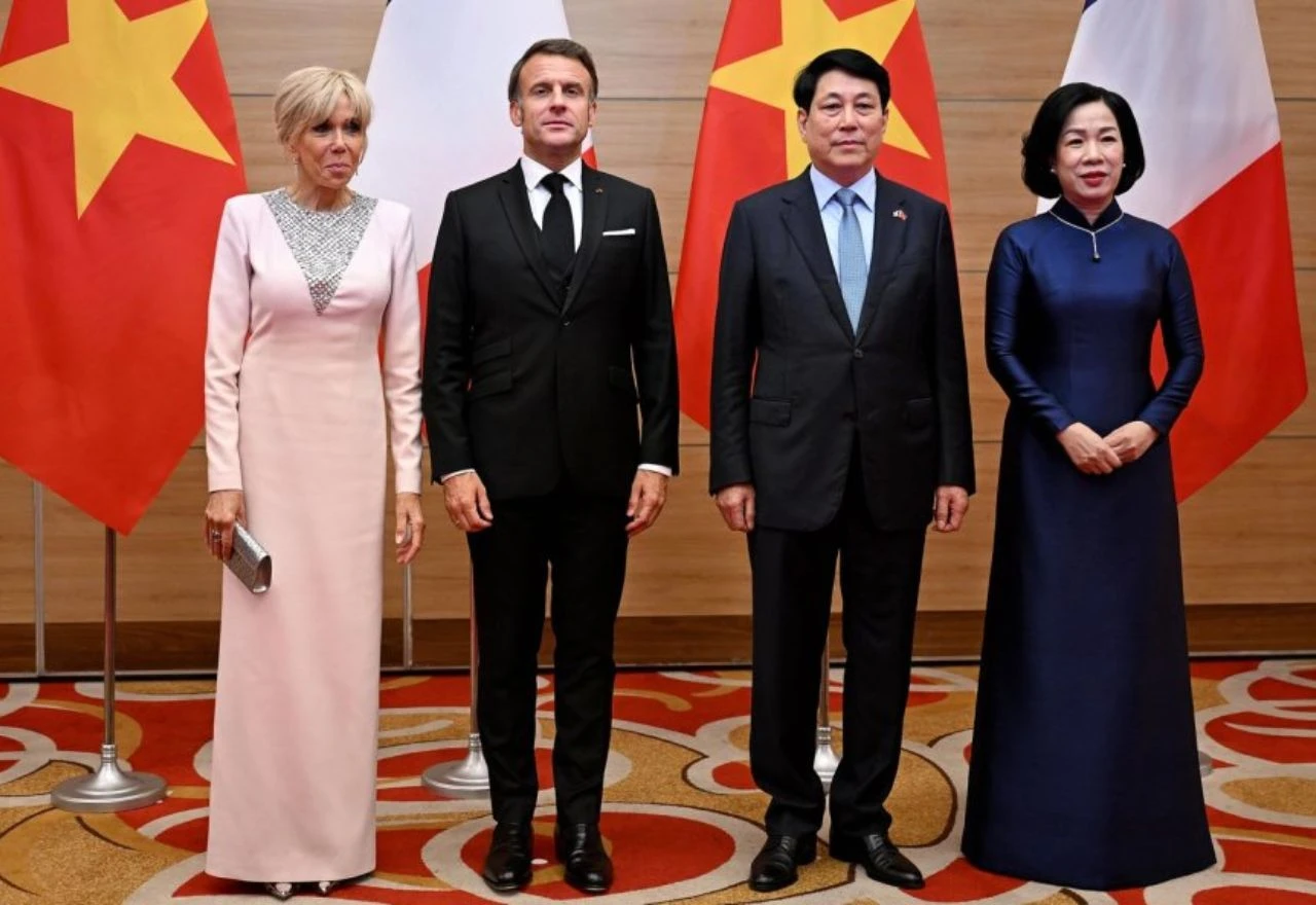 Osmijeh i elegancija: Brigitte Macron zablistala nakon incidenta sa šamarom