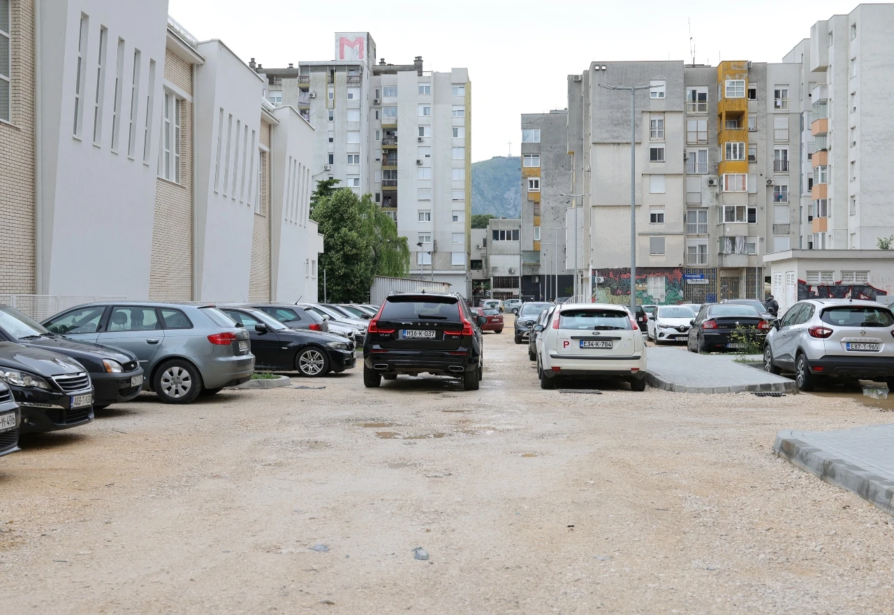 Kraj lokvi i blata: Počinje asfaltiranje parkinga u naselju Centar 2