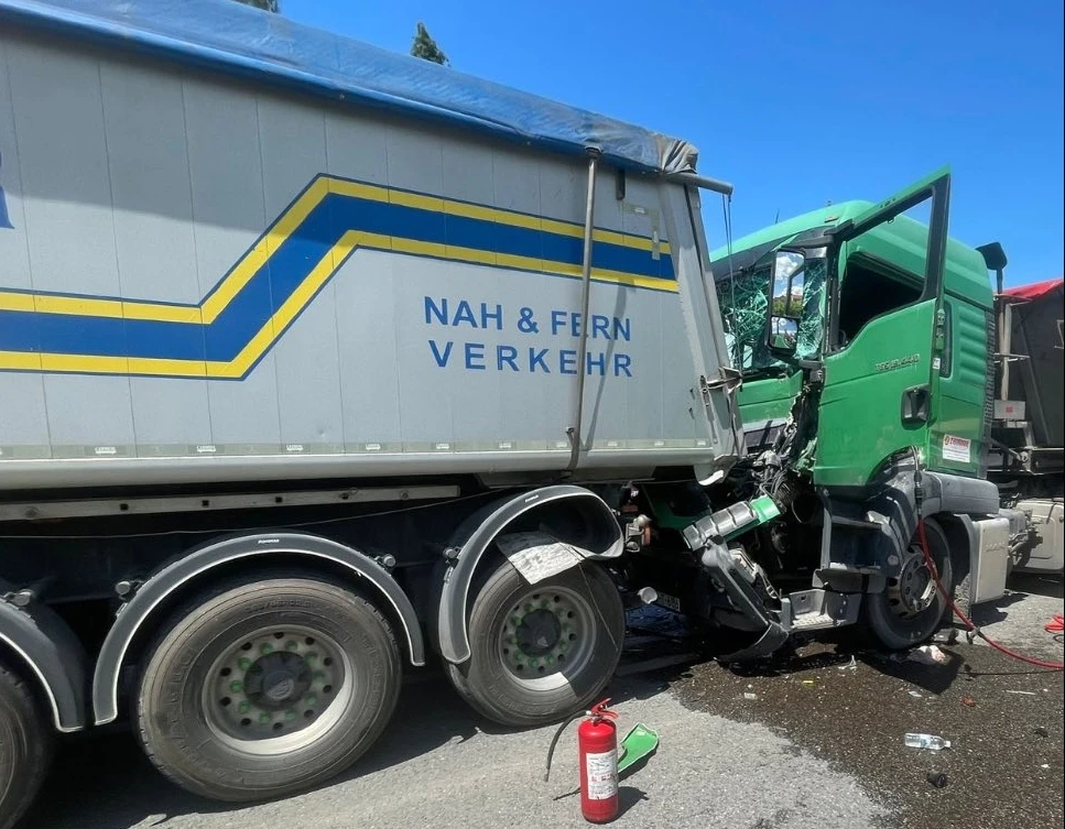 Sudar dva kamiona: Ozlijeđene dvije osobe