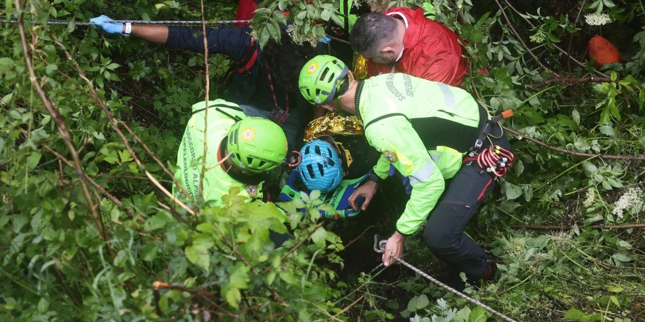 Biciklist tijekom etape proletio u provaliju, Roglič na kraju odustao