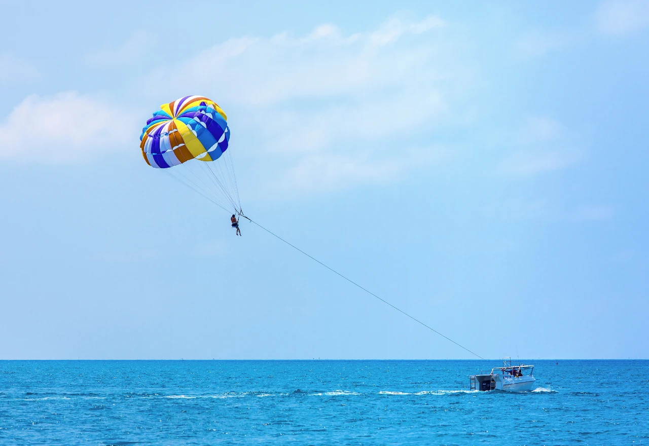 Djevojka iz Srbije poginula u Budvi, otkačila se sa sajle tijekom parasailinga