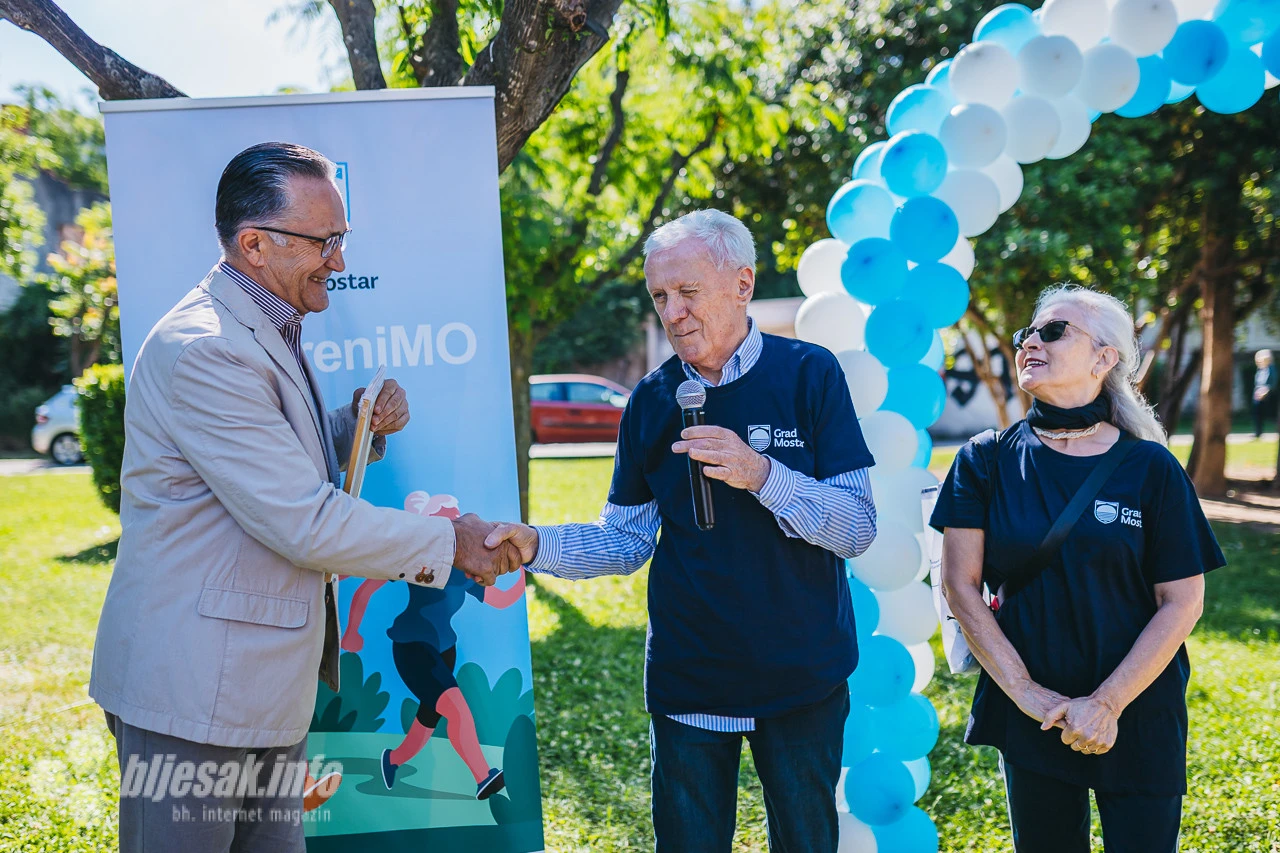 FOTO | Započeli treninzi za umirovljenike u Mostaru: Vježbe, ples i druženje u Zrinjevcu