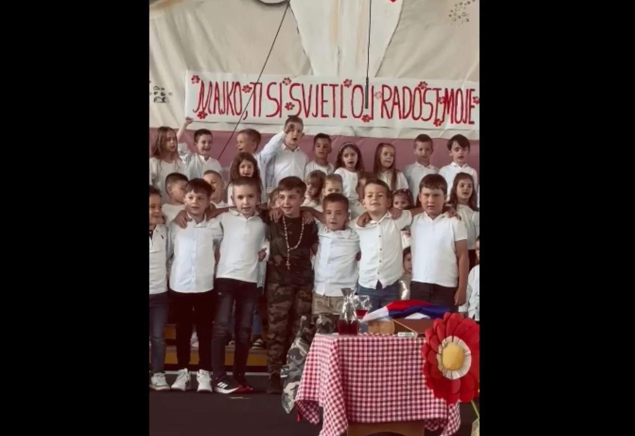 Dirljiva priredba rasplakala roditelje: Djeca pjevala "Ako ne znaš šta je bilo"