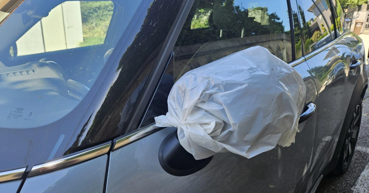 Zašto sve više vozača prekriva retrovizore automobila plastičnom vrećicom?