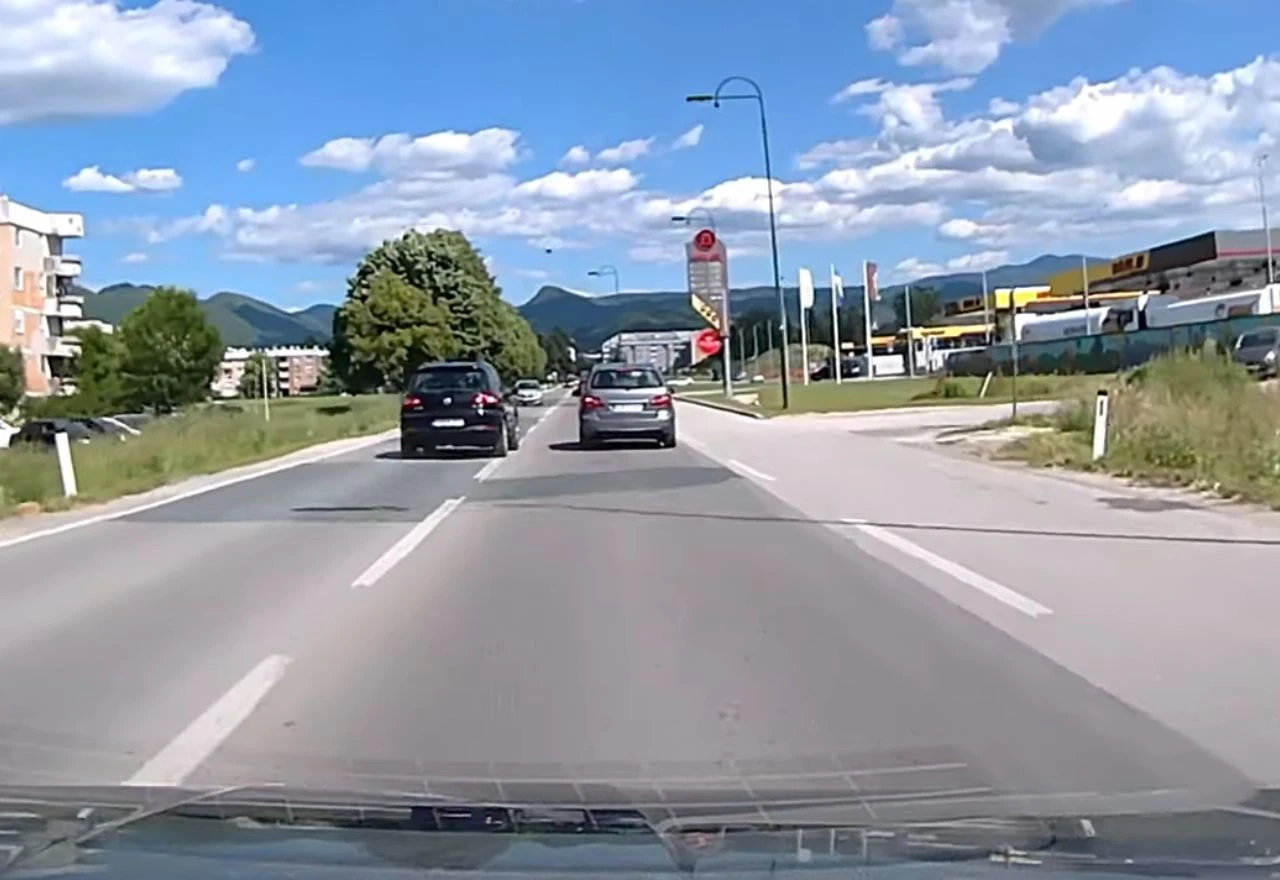 VIDEO | Opasno pretjecanje u Sarajevu: Vozaču oduzeta dozvola