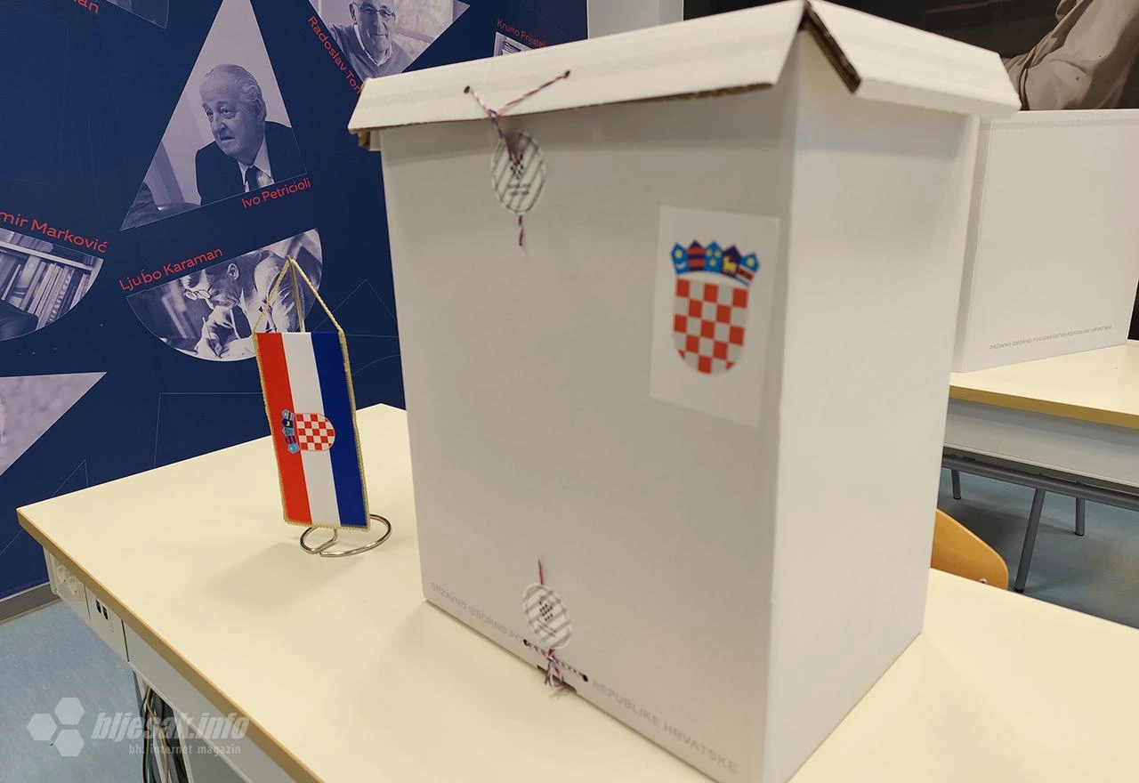 Kandidat cijeli dan stoji kod birališta: "Čovjek nije plakat, ne možemo ga maknuti"