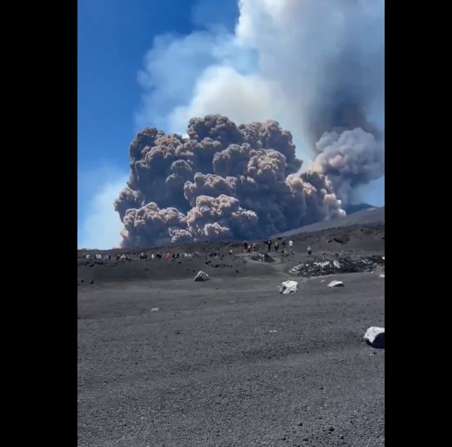 Etna opet eruptirala, turisti se evakuirali u panici