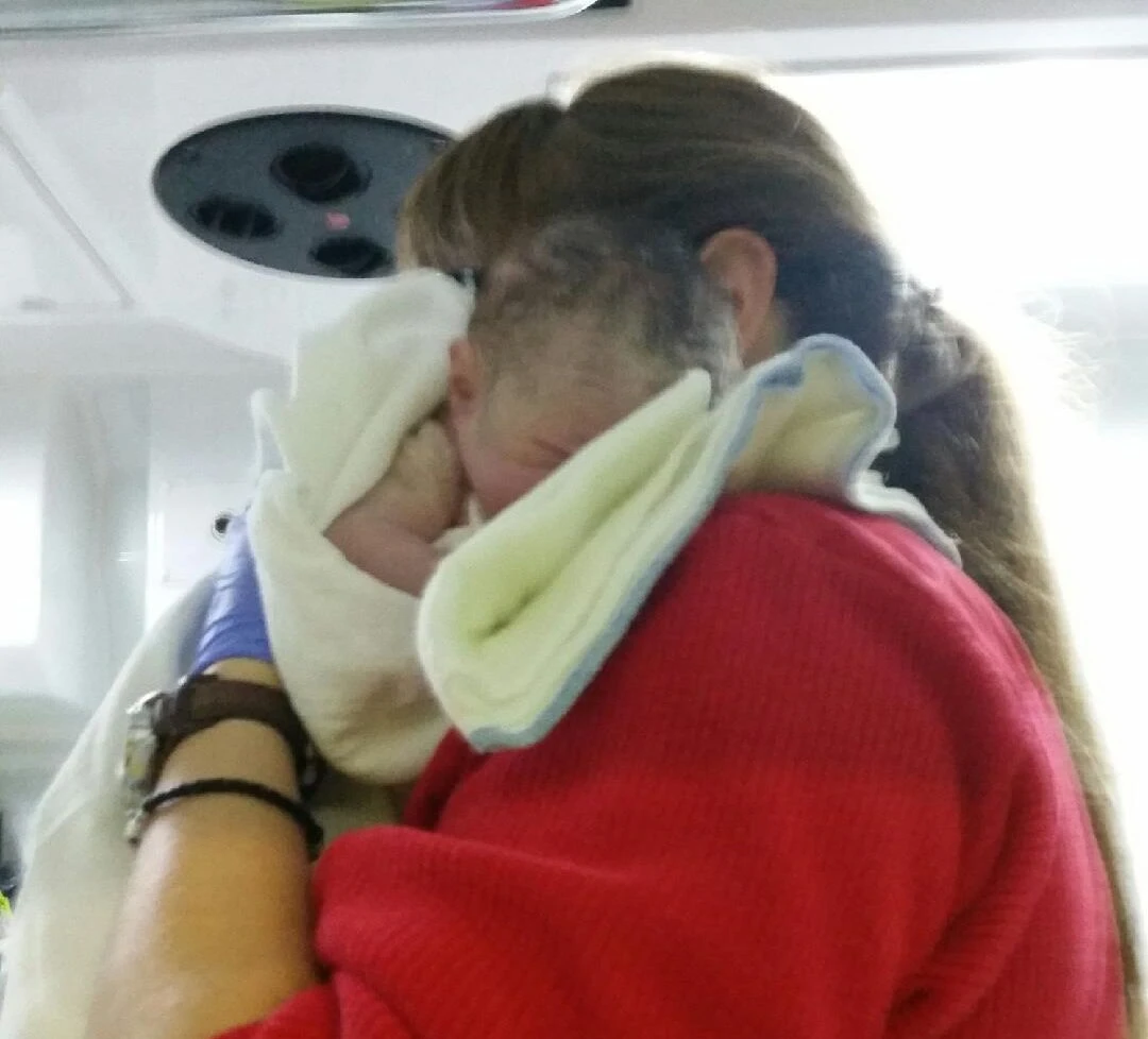 Gradiška: Majka rodila u autu nakon prometne nesreće