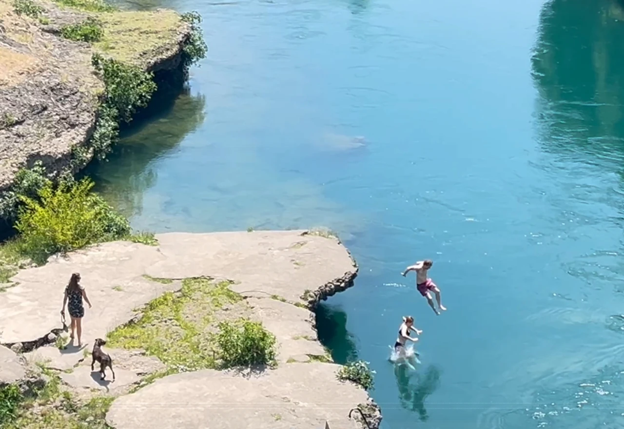 VIDEO | Prve vrućine stigle u Mostar, turisti spas traže u Neretvi