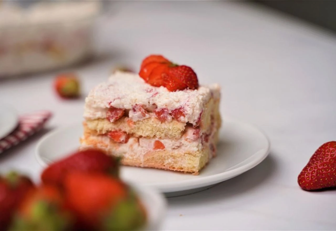 Ljetni hit bez pečenja: Tiramisu od jagoda i kokosa gotov za 20 minuta