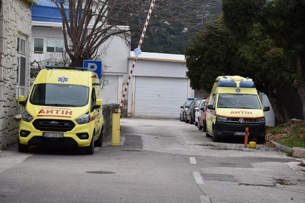 Filmska scena iz Ploča: Hitna bila na terenu, a Roko porodio suprugu uz pomoć telefonskih uputa