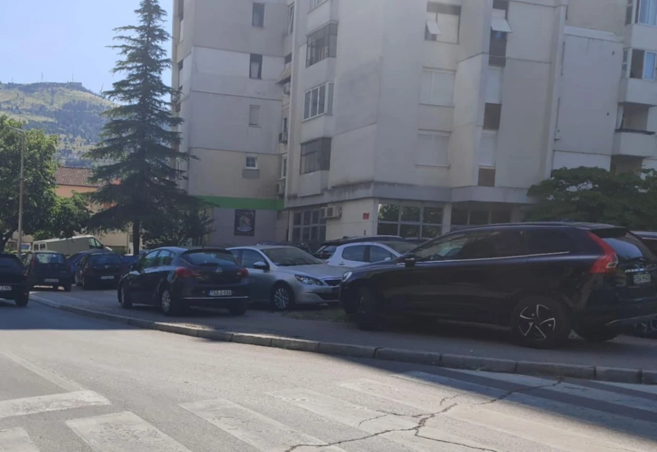 Lijepa mostarska priča: Pješaci hodaju cestom, jer nogostup služi kao parking