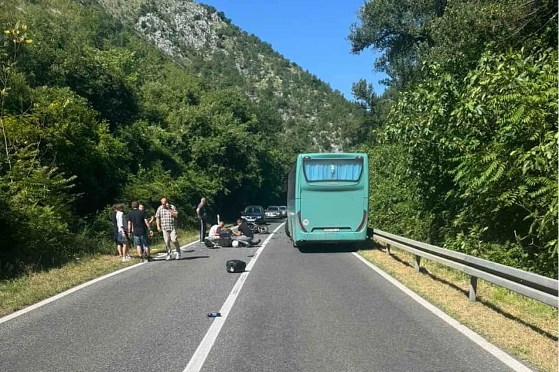 Ševaš Njive: Motociklist podletio pod autobus