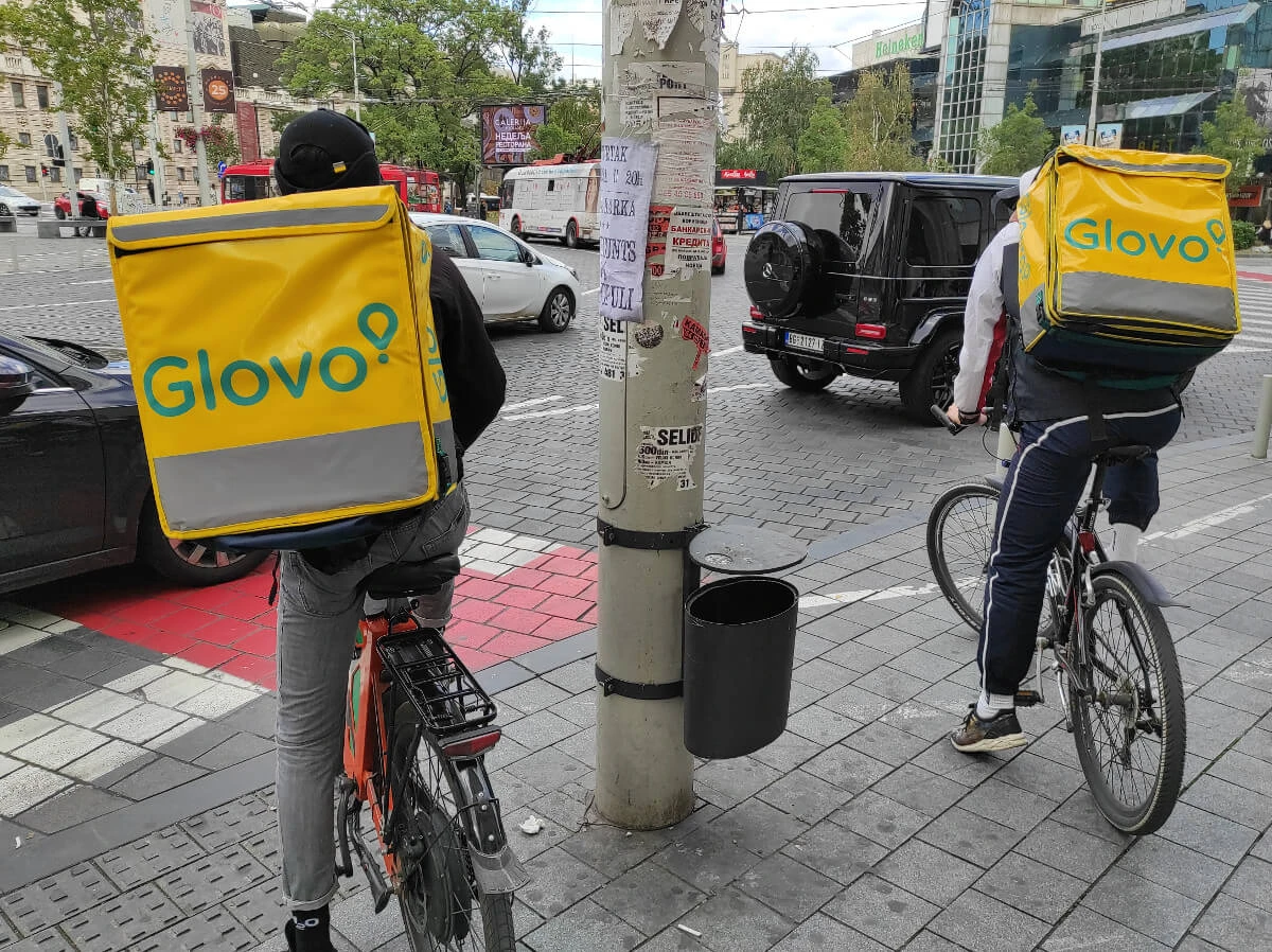 Surova realnost dostavljača Glova: Ugovori na crno, isplate u kešu i na parkinzima