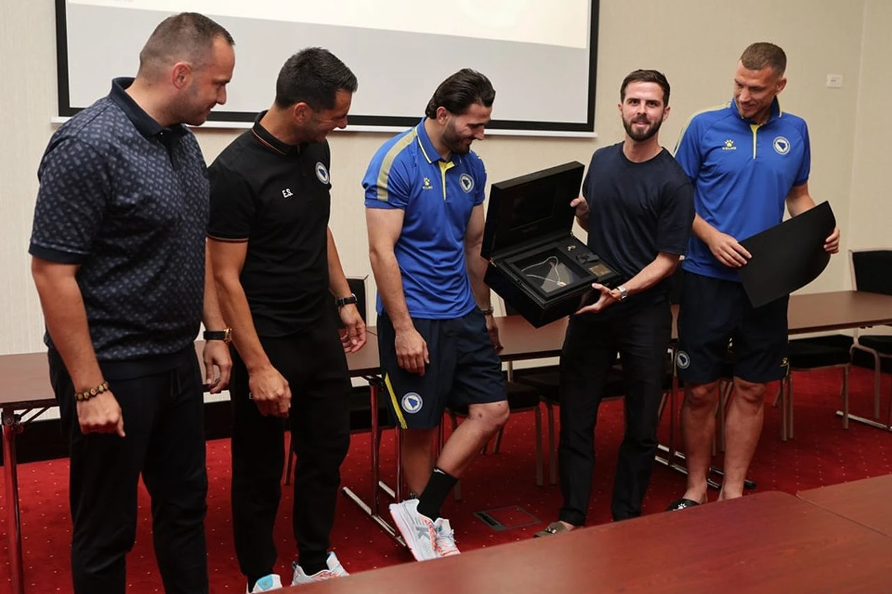 Pjaniću poklon od bivših suigrača, stručnog stožera, saveza