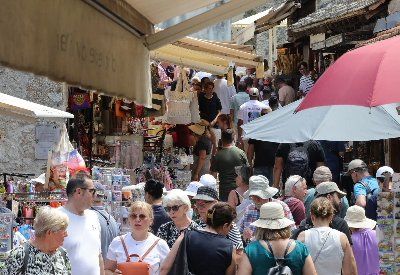 FOTO | Mostar vrvi turistima: Vrijeme je da ispričamo svoju priču kako treba!