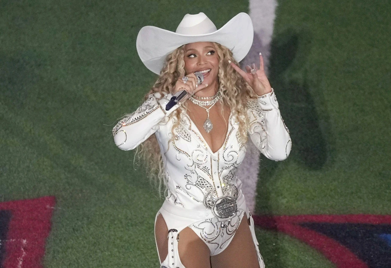 VIDEO | Beyoncé spale hlače na pozornici, reagirala profesionalno