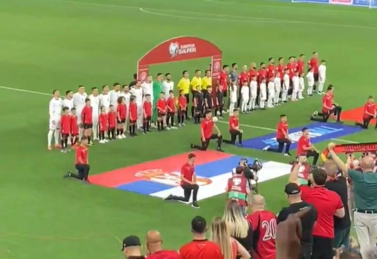 VIDEO | I djeca provocirala igrače Srbije: Simbol dvoglavog orla kao poruka