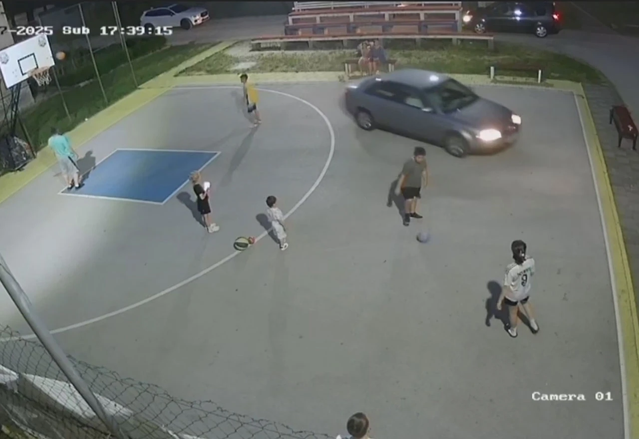 VIDEO | Automobilom na igralište prepuno djece – incident u Bugojnu