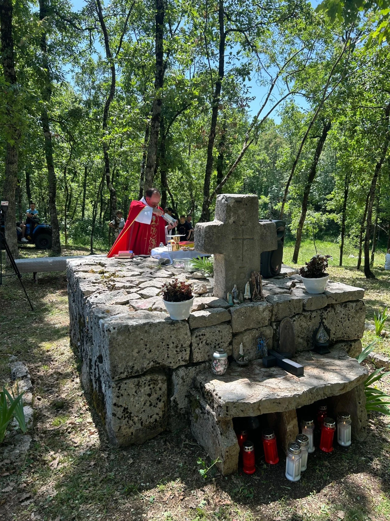 FOTO | Desetine vjernika hodočastile na Biskupov grob kod Posušja