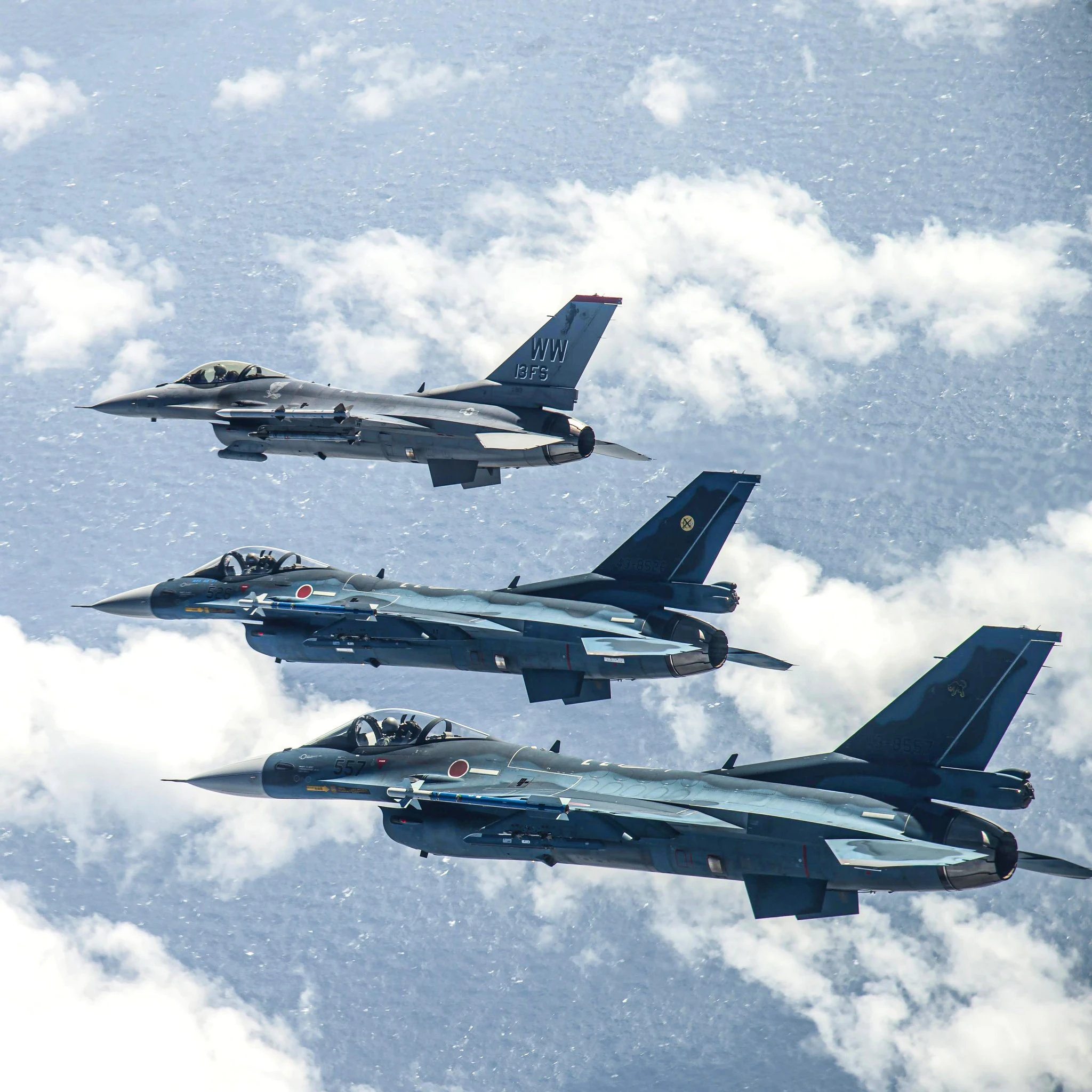 Američki borbeni zrakoplov F-16 Fighting Falcon i dva japanska zrakoplova F-2 iz Zračnih snaga za samoobranu Japana