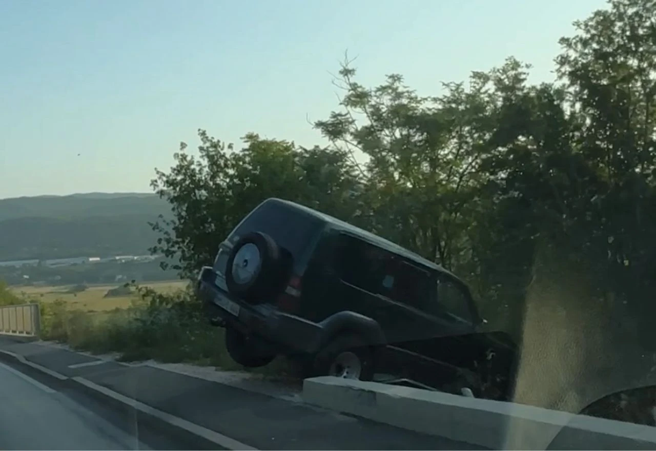 VIDEO | Prometna nesreća u Grudama: Vozilo sletjelo s ceste