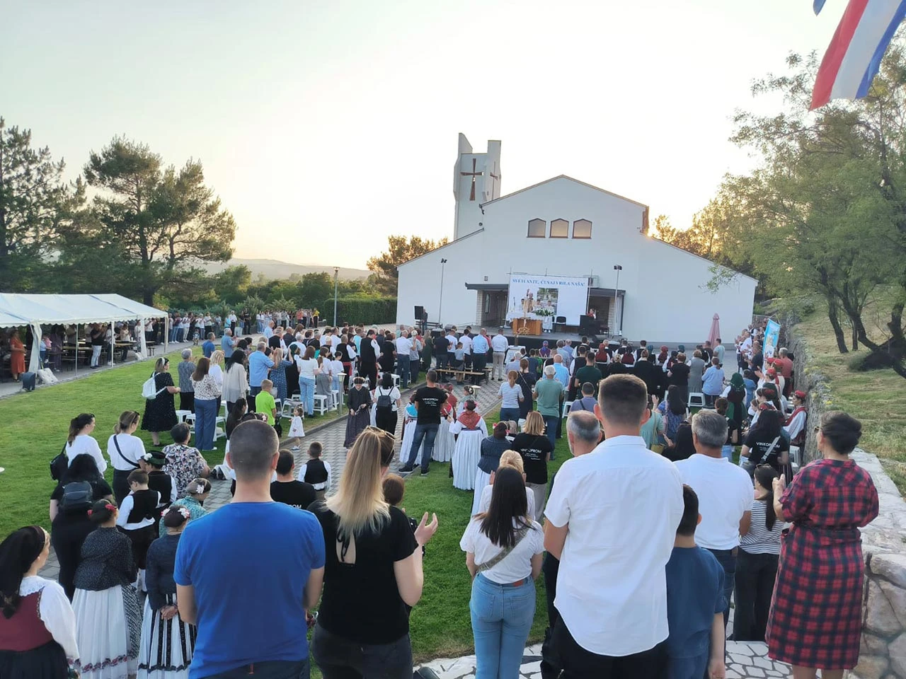 Dobrič slavio tradiciju i vjeru uz Sv. Antu i večer folklora