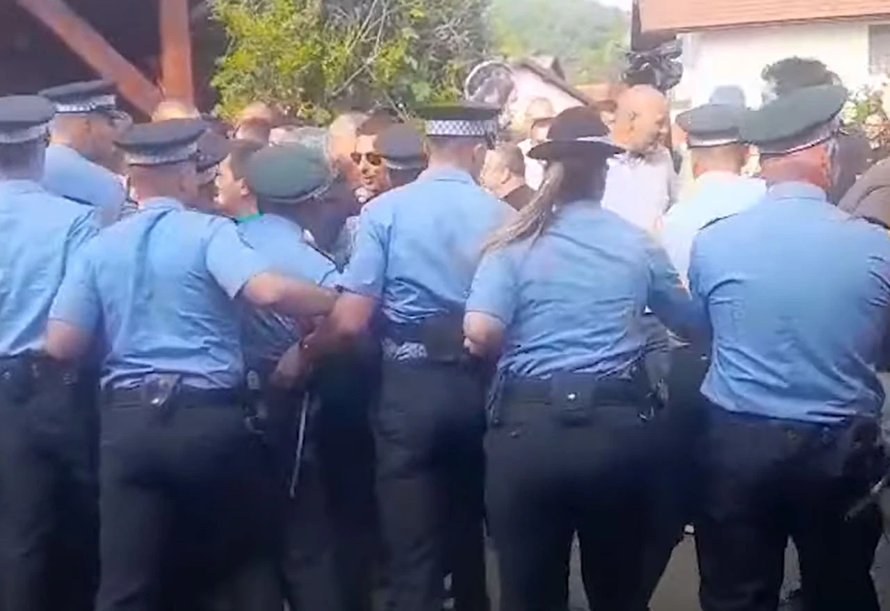 VIDEO | Kaos ispred kuće uhićenog gradonačelnika Teslića