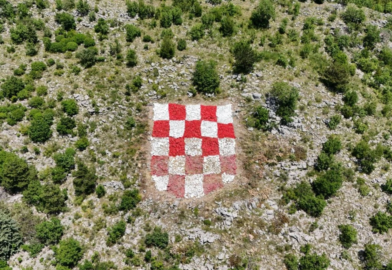 FOTO | U Širokom Brijegu se obnavlja grb na Ciganskom brdu
