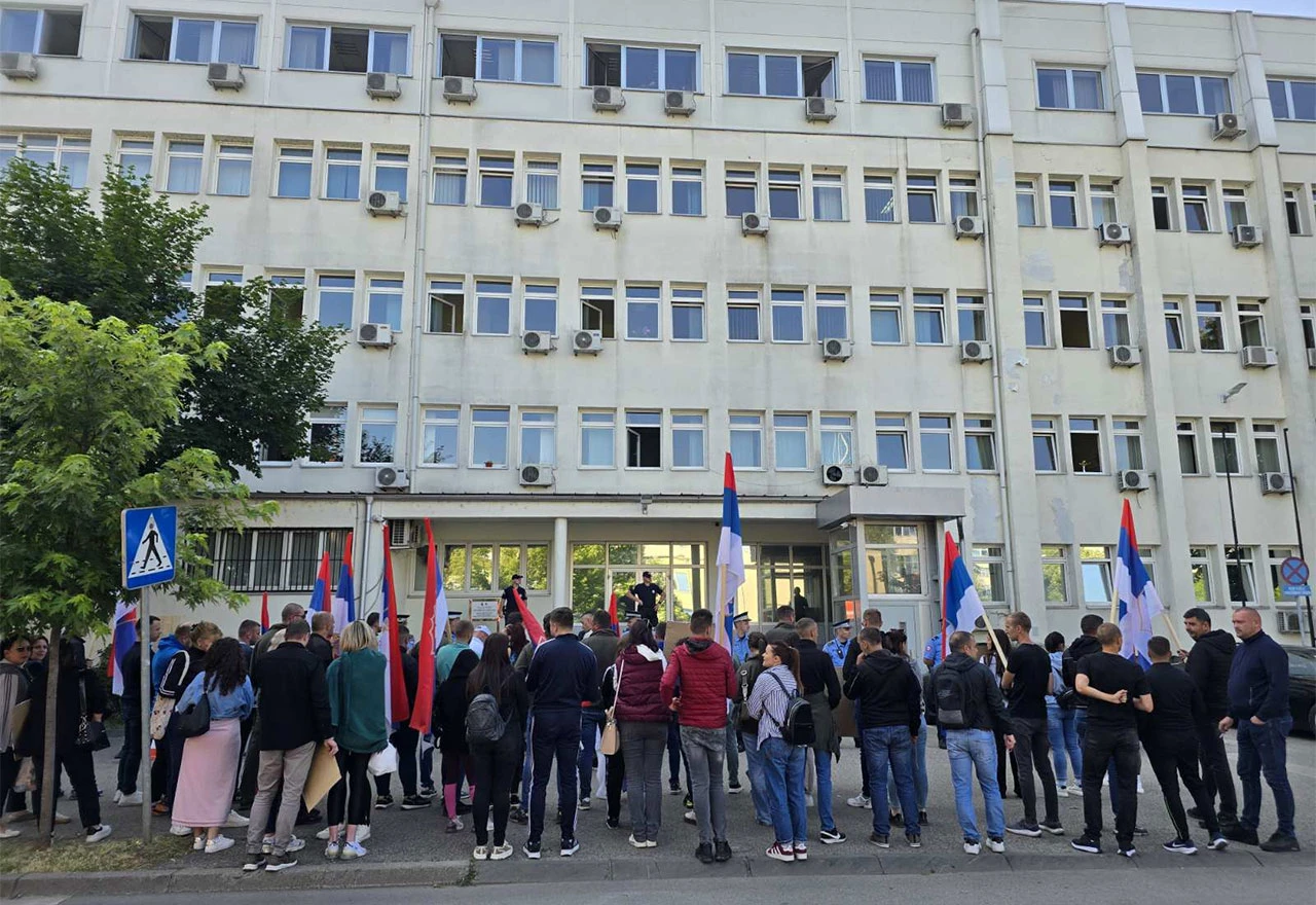 Miličeviću predložen pritvor, pristalice SDS-a pred Okružnim sudom