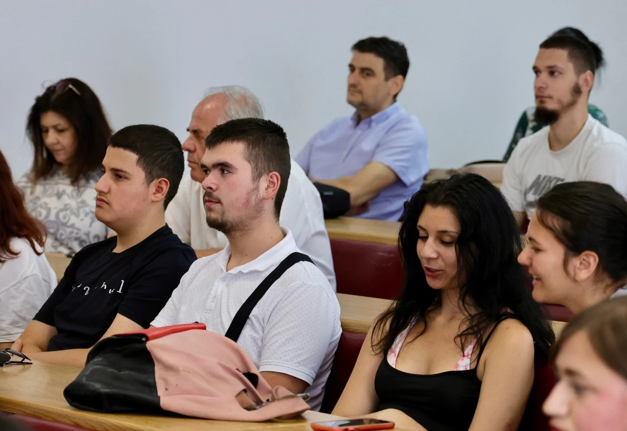 FOTO | U Mostaru prikazan film Pisma iz Srebrenice