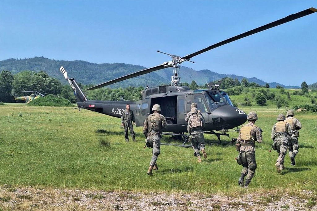 Helikopteri, dronovi i međunarodne trupe na vojnoj vježbi u Manjači