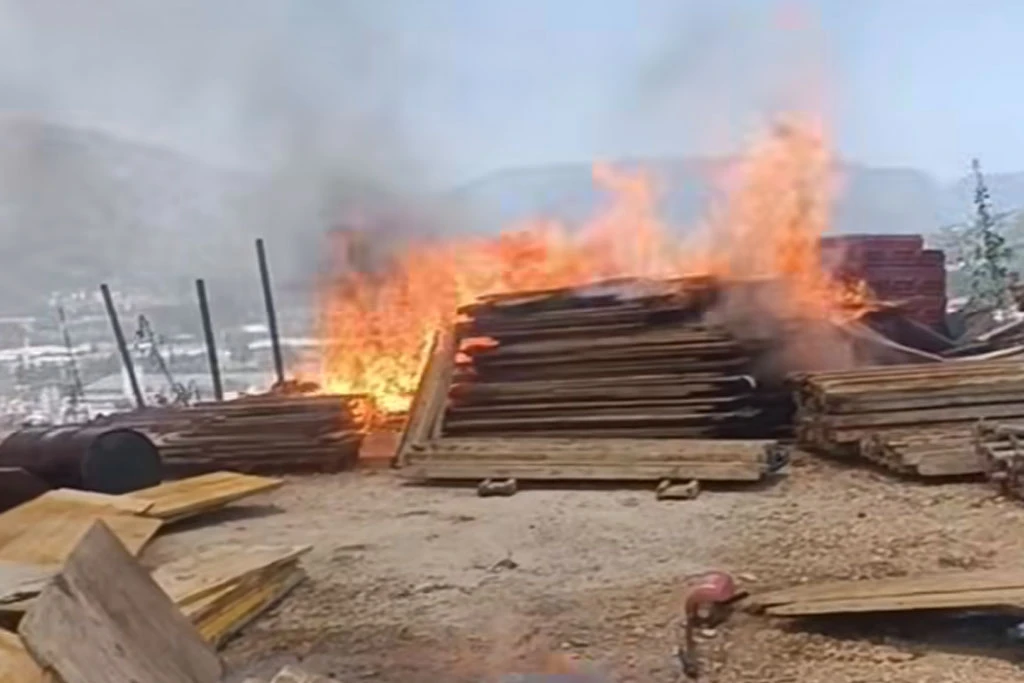 VIDEO | Požar u mostarskom naselju Opine, gorio građevinski materijal