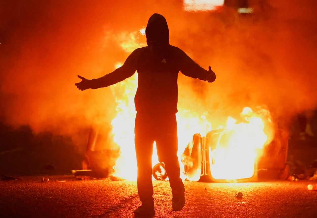 Prosvjednici napali policiju molotovljevim koktelima, palili kuće i automobile