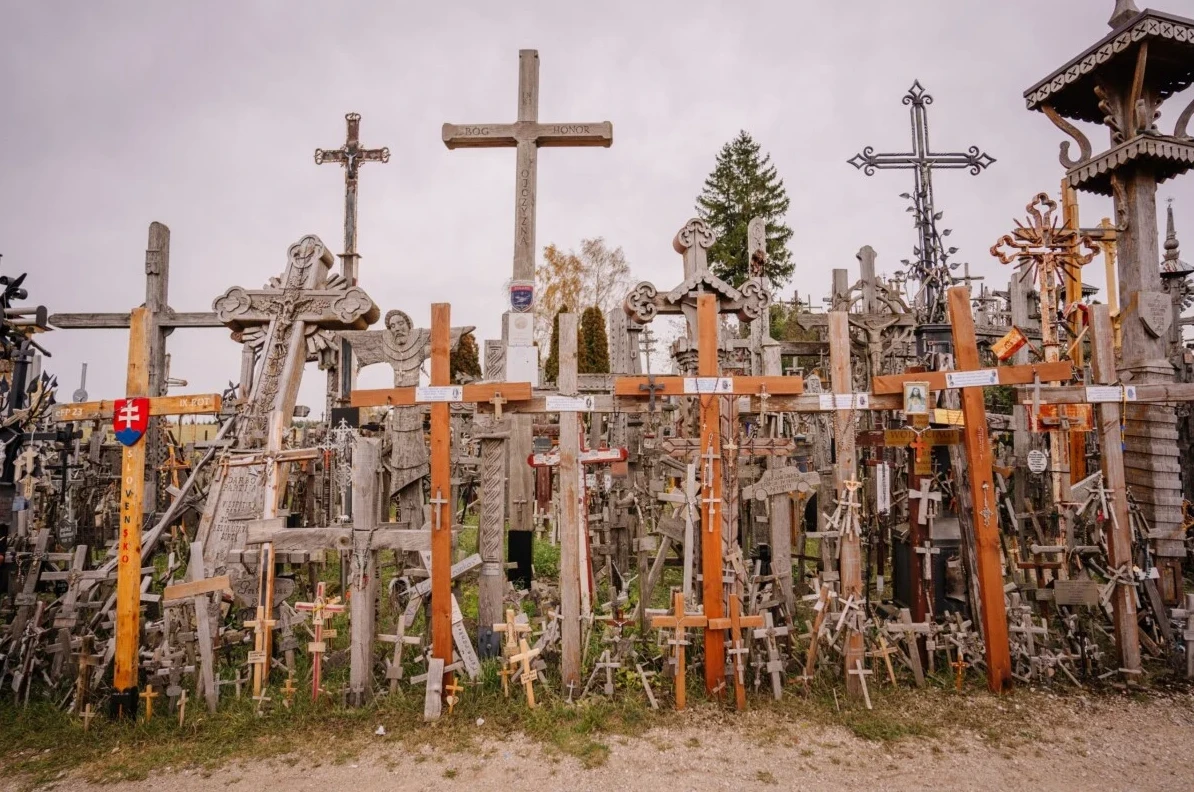 Na ovom misterioznom brdu stoji 100.000 križeva, nitko ne zna tko ih donosi