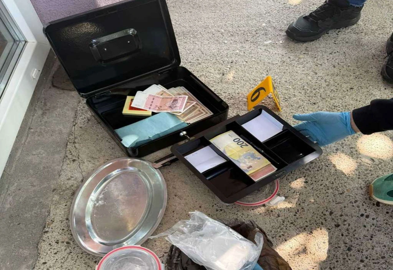 Pronađena veća količina droge, oružja i novca, jedna osoba uhićena, za tri se traga