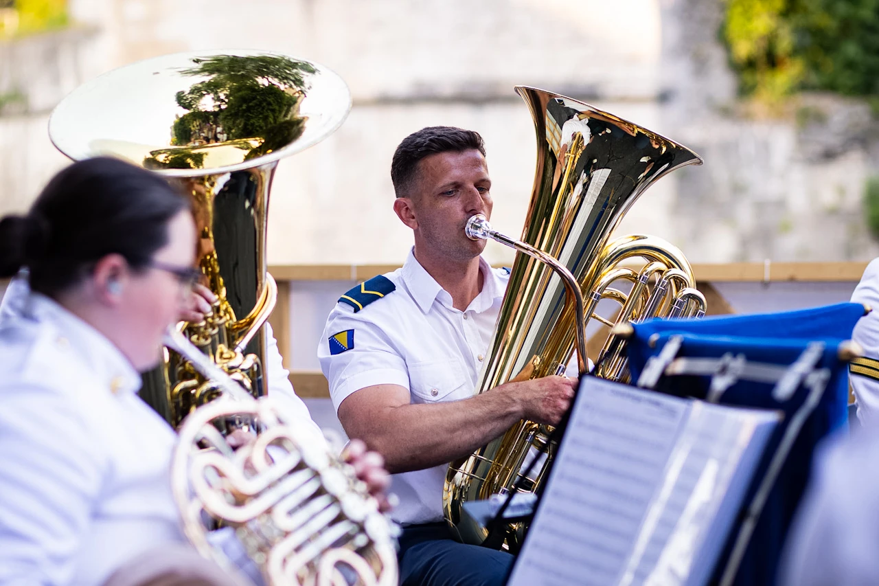 Britanski vojni orkestar nastupio pod Starim mostom u Mostaru