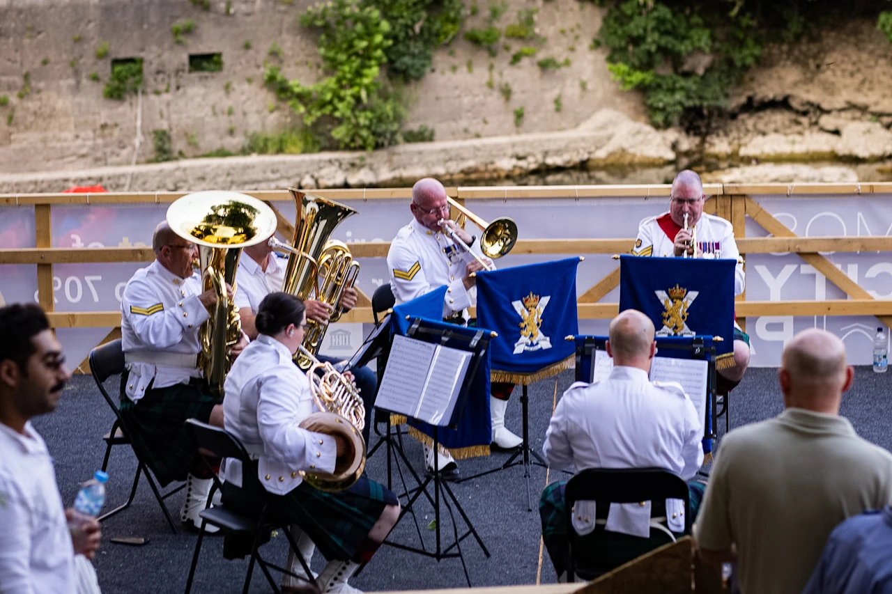 FOTO | Britanski vojni orkestar održao koncert ispod Starog mosta
