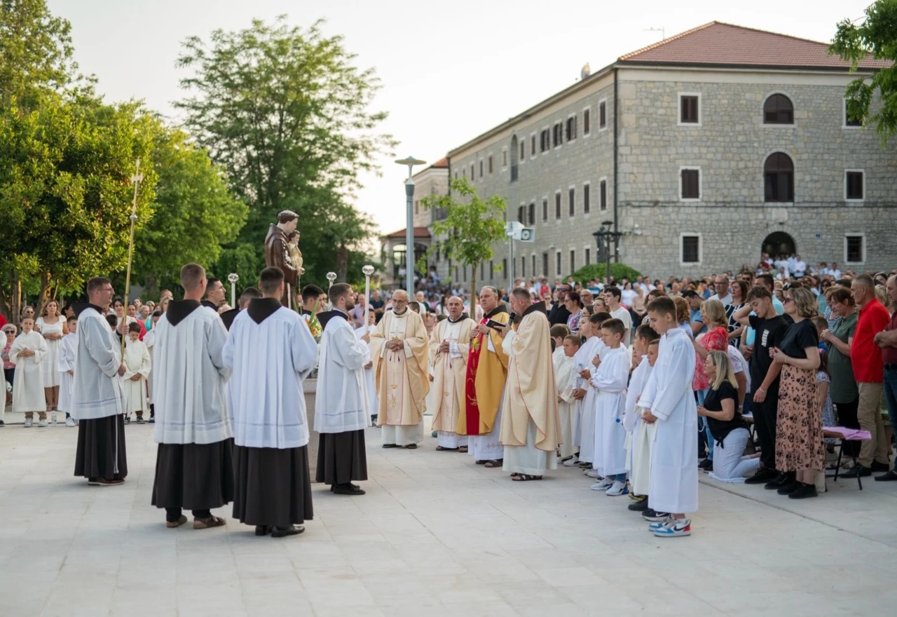 Rijeka vjernika slijeva se na Humac