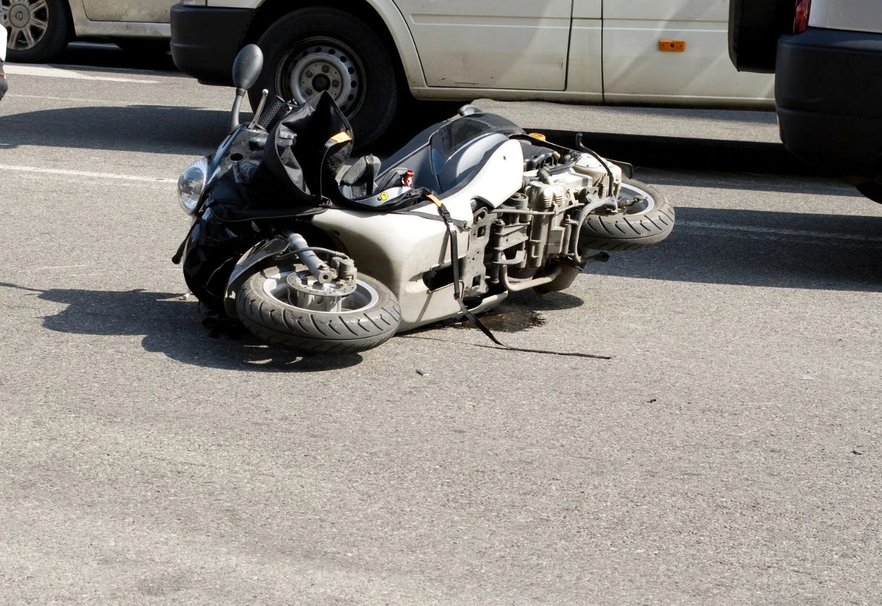 Maloljetni motociklist teško ozlijeđen nakon što je naletio na ležećeg policajca